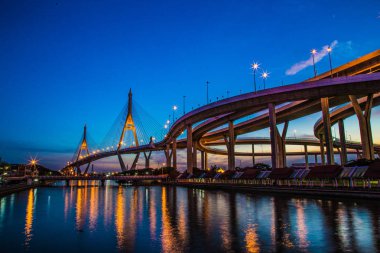 Bangkok Tayland gün batımında Bhumibol köprü manzarası