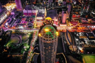 Siam ve Rachathewi geceleri Bangkok Tayland 'da görülür.