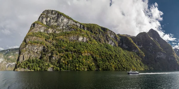 La UNESCO Naeroyfjord vistas desde el crucero, cerca de Bergen en Noruega — Foto de Stock