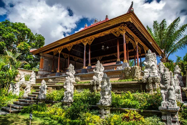 Templo de Ubud con estanque en Bali Indonesia —  Fotos de Stock