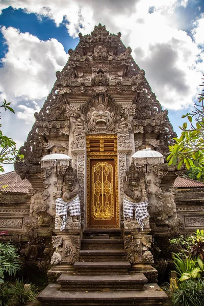 Bali Endonezya gölet ile Ubud tapınağı — Stok fotoğraf