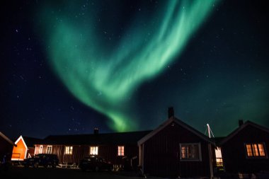 Norveç'te Lofoten adalarında Reine üzerinde Kuzey ışıkları