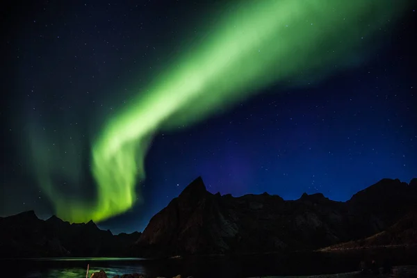 Noorderlicht boven reine op de Lofoten eilanden in Noorwegen — Stockfoto