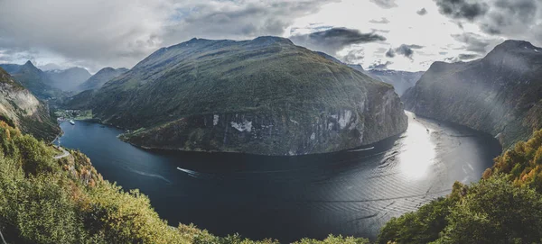 Výhled na fjord Geiranger z plavby v Norsku — Stock fotografie