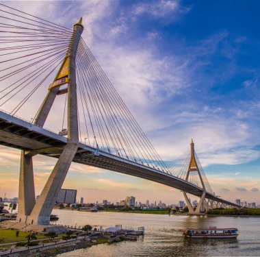 Bangkok Tayland gün batımında Bhumibol köprü manzarası