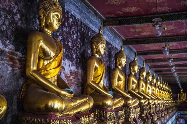Templo de oro buddha en Bangkok en Tailandia — Foto de Stock
