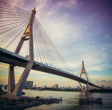 Bangkok Tayland gün batımında Bhumibol köprü manzarası