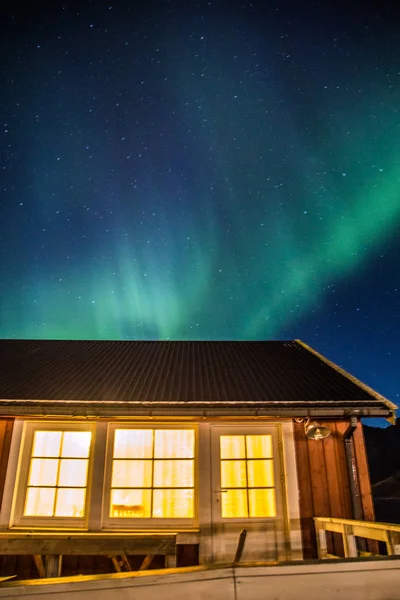 Luzes do norte acima de Reine em ilhas Lofoten na Noruega — Fotografia de Stock