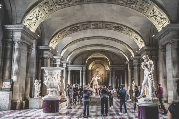 Die Pyramide und das Museum in Paris, Frankreich — Stockfoto