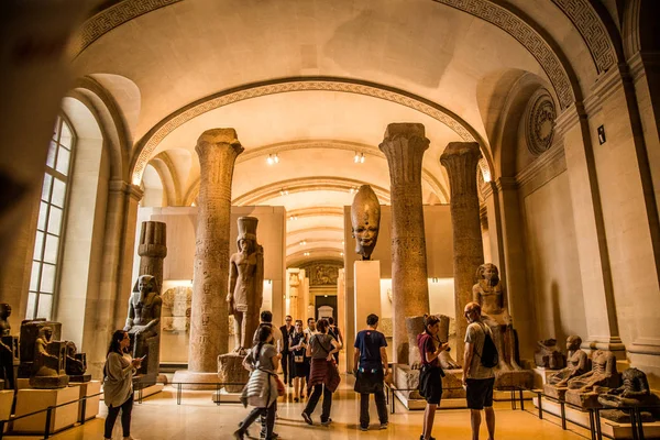 Pirâmide do Louvre e museu em Paris, França — Fotografia de Stock