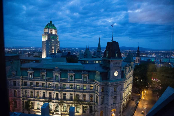 Kanada'da Quebec City sokaklarında Chateau Frontenac otel