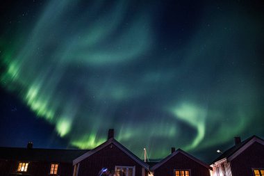 Norveç'te Lofoten adalarında Reine üzerinde Kuzey ışıkları