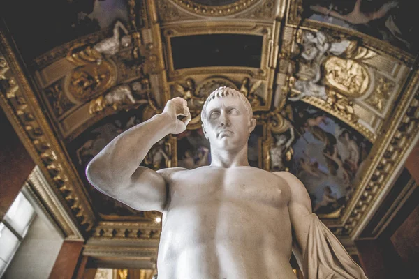 Pirâmide do Louvre e museu em Paris, França — Fotografia de Stock