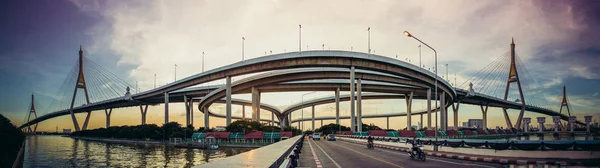 バンコクタイの夕暮れ時のプミポン橋の景色 — ストック写真