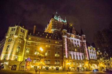 Kanada'da Quebec City sokaklarında Chateau Frontenac otel