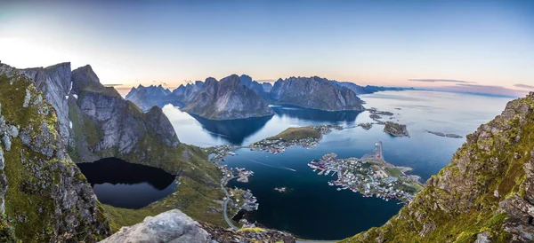 Vistas de Reine en las islas Lofoten, en Noruega — Foto de Stock