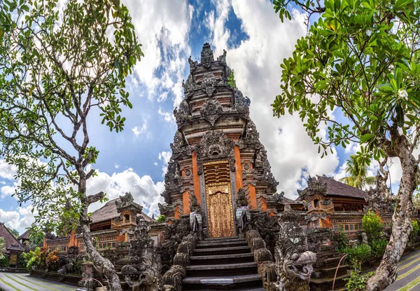 Templo de Ubud con estanque en Bali Indonesia —  Fotos de Stock