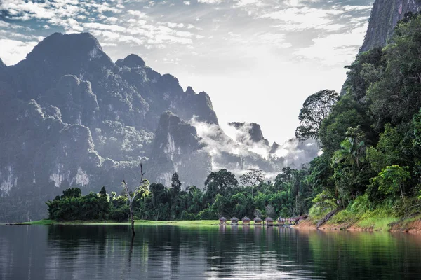 Widok na jezioro Khao Sok w Parku Narodowym w Tajlandii — Zdjęcie stockowe