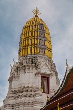 Kuzey Tayland'da 5 buda ile Phasornkaew Tapınağı