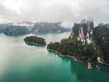 Tayland Khao Sok milli park manzarası
