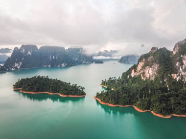 Tayland Khao Sok milli park manzarası