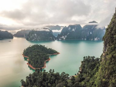 Tayland Khao Sok milli park manzarası