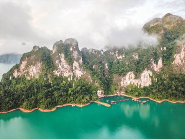 Tayland Khao Sok milli park manzarası