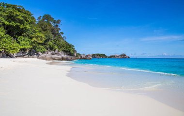Tayland, plaj ve yukarıdan Similan ada manzarası