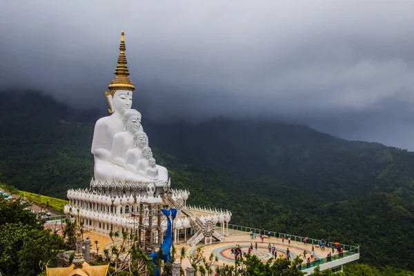 Phasornkaew Tempel mit den 5 Buddhas in Nordthailand — Stockfoto