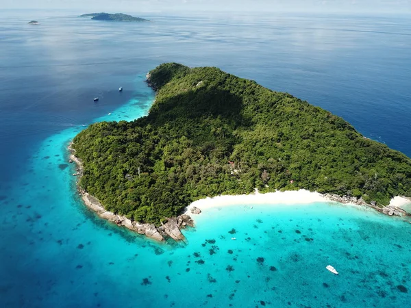Tayland Similan adasının havadan görünümü