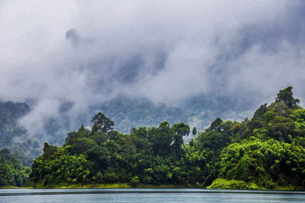 Tayland Milli Parkı Khao Sok göl manzarası