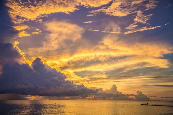 Khao Lak Beach Resort véleményét naplementekor, Thaiföldön — Stock Fotó