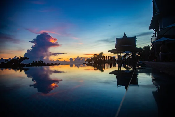 Coucher de soleil sur Phuket depuis la villa en Thaïlande — Photo