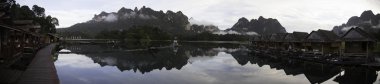 Tayland Milli Parkı Khao Sok göl manzarası