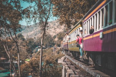 Kanchanaburi Tayland River Kwai Köprüsü'nde Ölüm Demiryolu treni