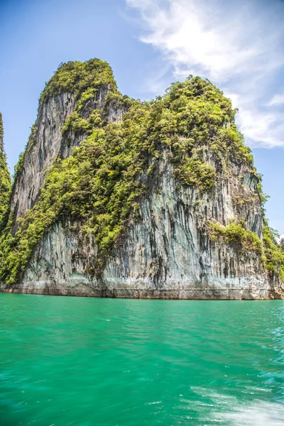 Khao Sok vista para o parque nacional na Tailândia — Fotografia de Stock