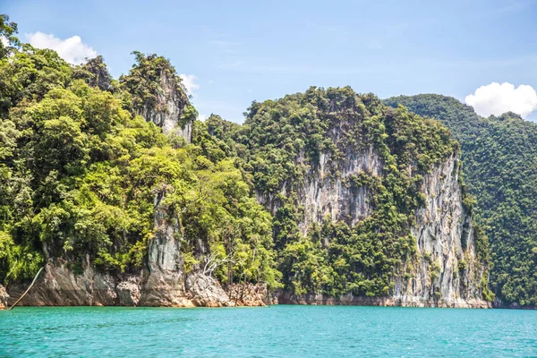 Khao Sok vista para o parque nacional na Tailândia — Fotografia de Stock