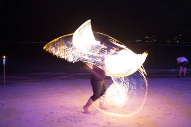 Tayland 'da Koh Samui sahilinde yangın gösterisi