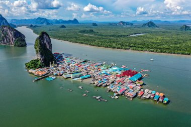 Tayland Phang Nga milli parkı Panyee Müslüman yüzen köy havadan görünümü