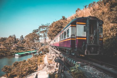 Kanchanaburi Tayland River Kwai Köprüsü'nde Ölüm Demiryolu treni