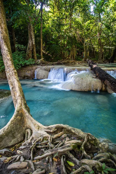 Vue sur la cascade d'Erawan à Kanchanaburi en Thaïlande — Photo