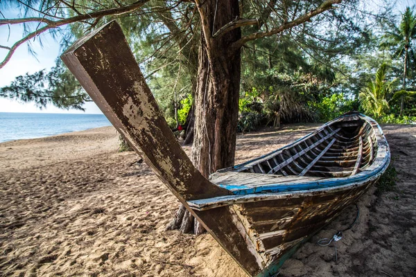 Khao Lak vue sur la plage au coucher du soleil, en Thaïlande — Photo