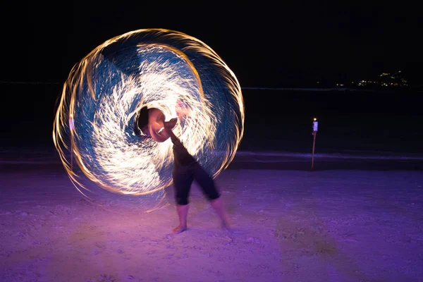 Огненное шоу на пляже Ко Самуи в Таиланде — стоковое фото