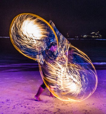 Tayland 'da Koh Samui sahilinde yangın gösterisi
