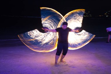 Tayland 'da Koh Samui sahilinde yangın gösterisi