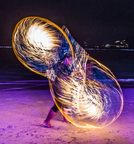 Tayland 'da Koh Samui sahilinde yangın gösterisi