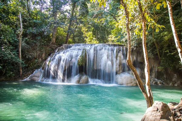 Erawan vista para a cachoeira em Kanchanaburi, na Tailândia — Fotografia de Stock