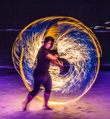 Tayland 'da Koh Samui sahilinde yangın gösterisi