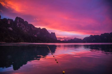 Tayland Khao Sok milli park manzarası