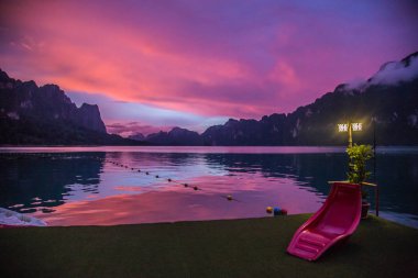 Tayland Khao Sok milli park manzarası